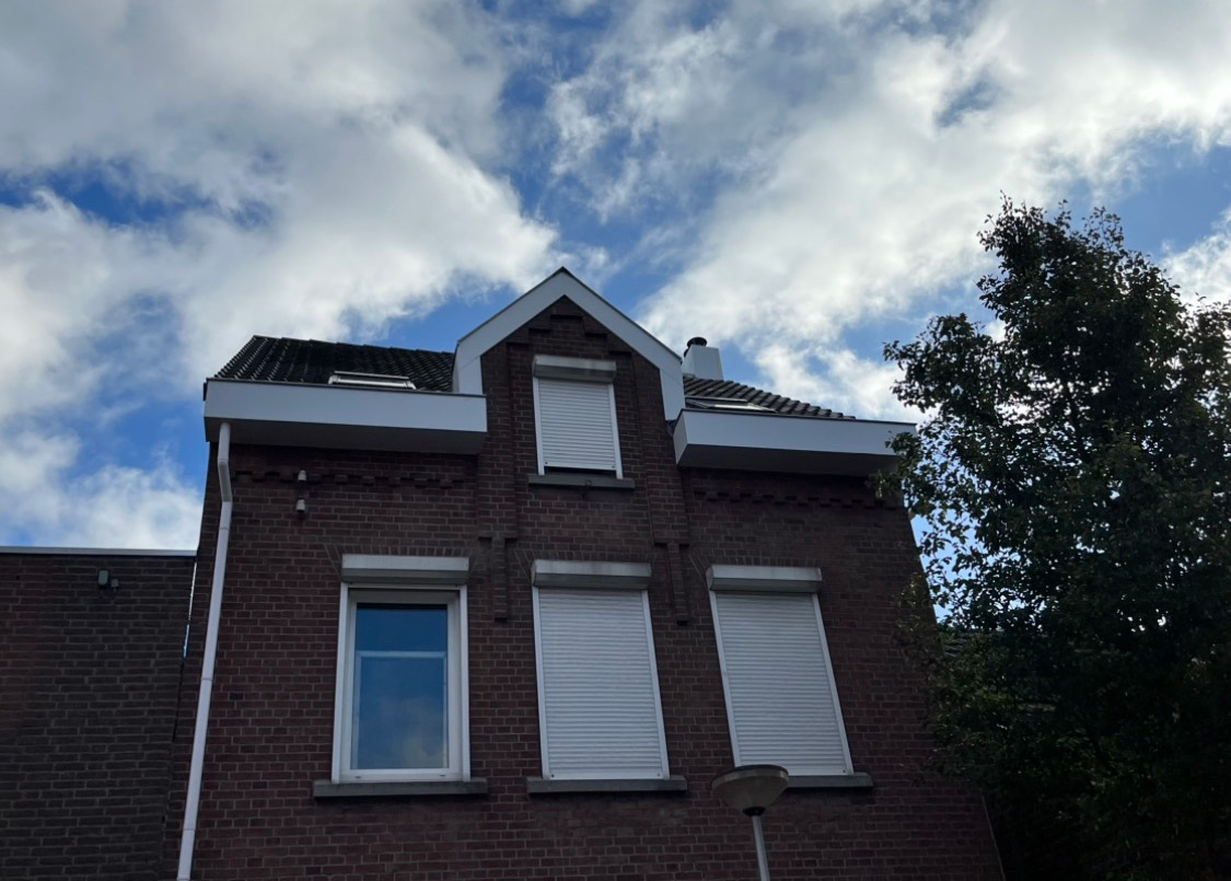 Boeiboord aan een dakrand