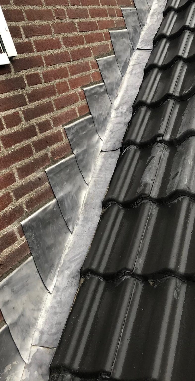 Zinkwerk aan de dakrand