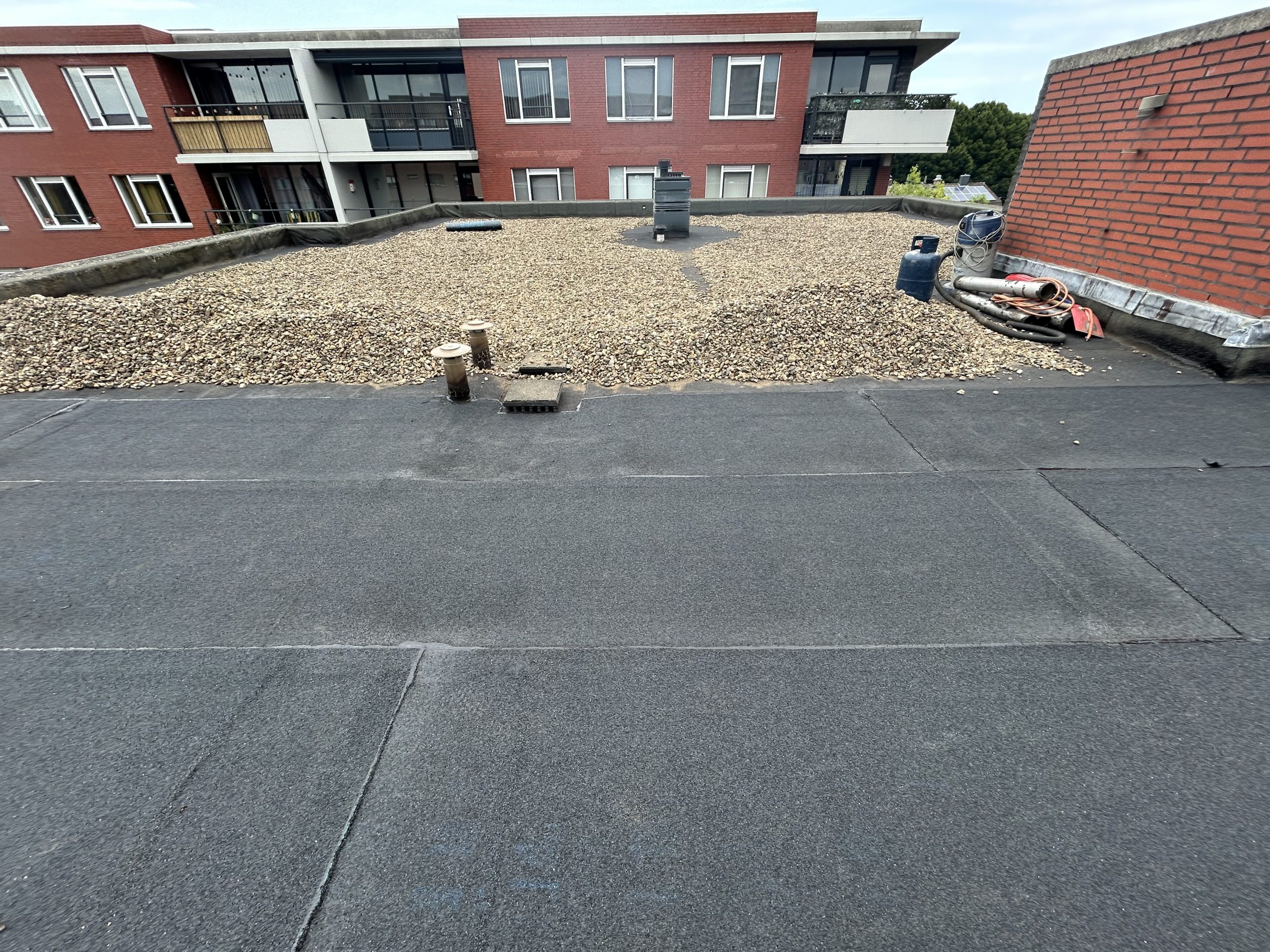 Plat dak met nieuwe dakbedekking