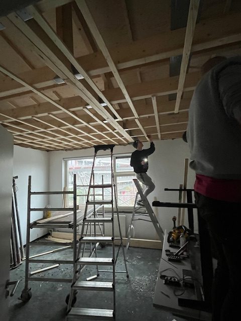 Timmerwerk aan het plafond