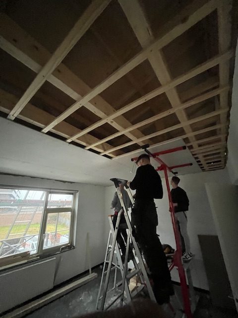 Plafondconstructie tijdens werkzaamheden