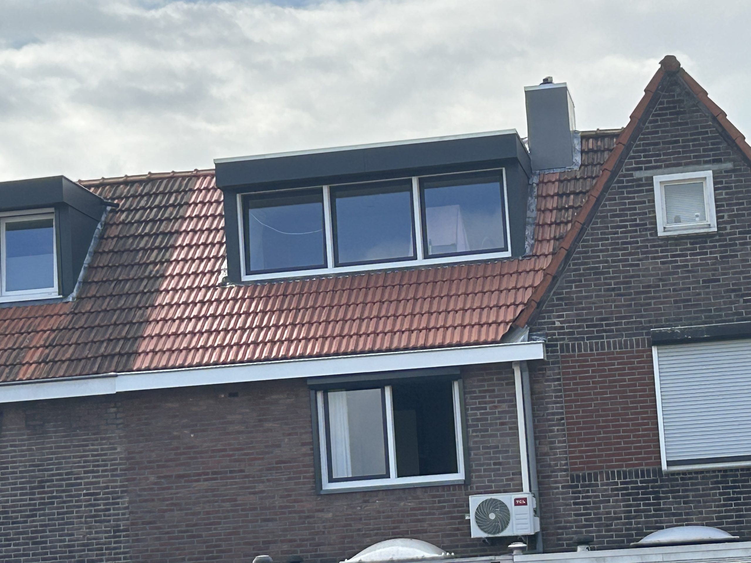 Dakpannen en afgewerkt dak