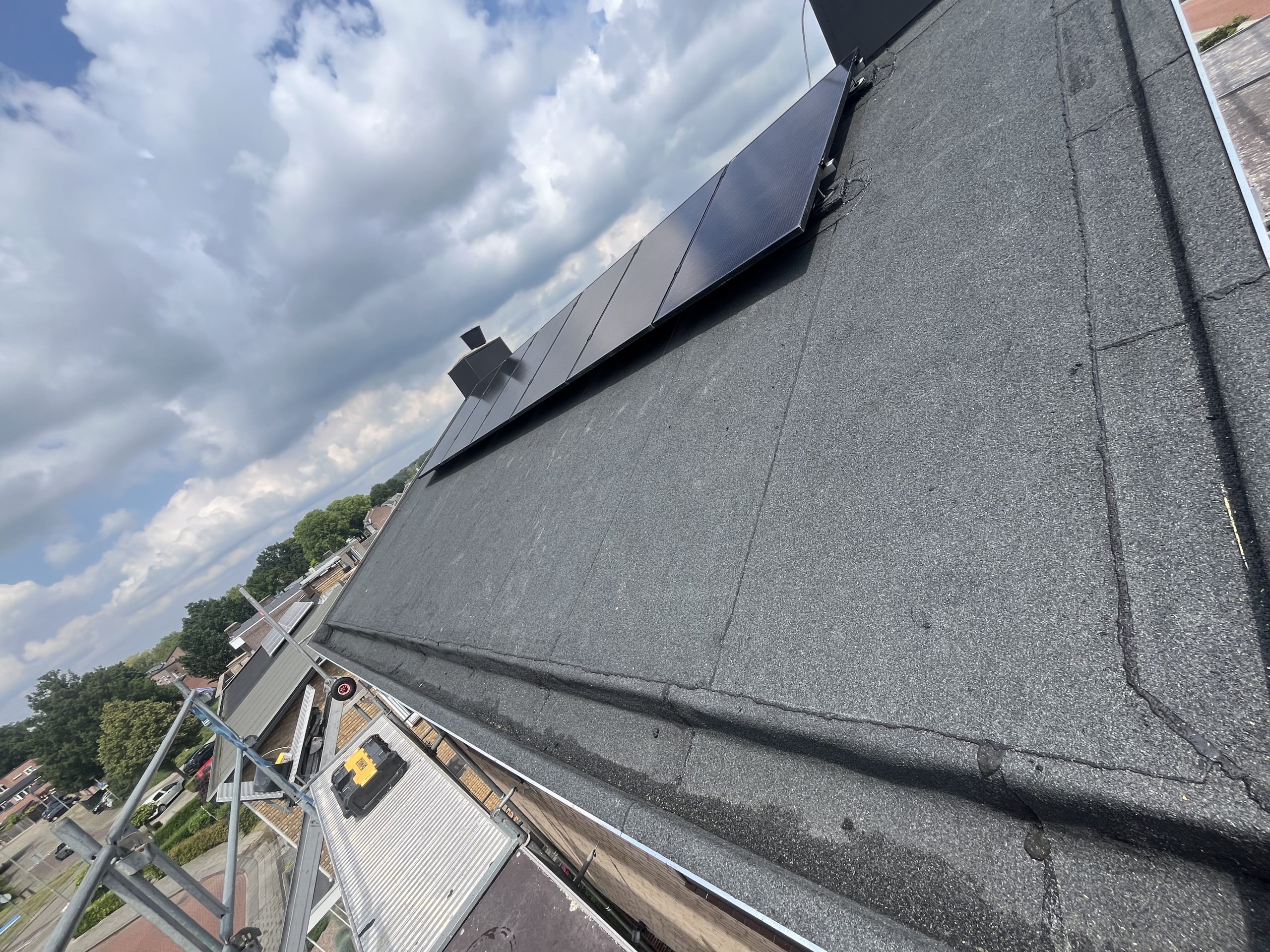 Bitumen dak op een woning