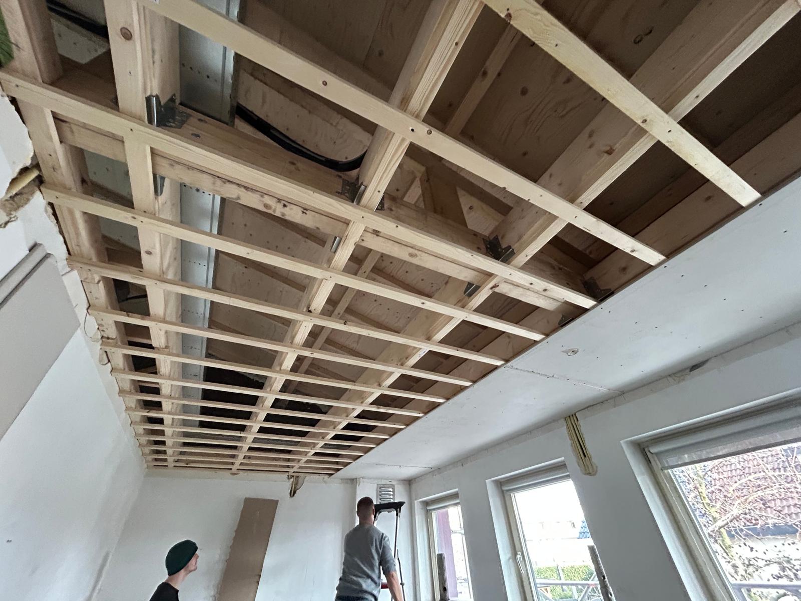 Werk aan een plafondconstructie