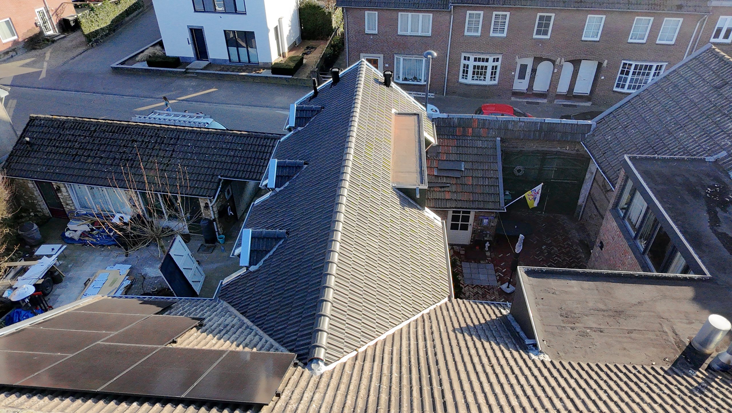 Vernieuwd pannendak met dakkapellen, van bovenaf gefotografeerd