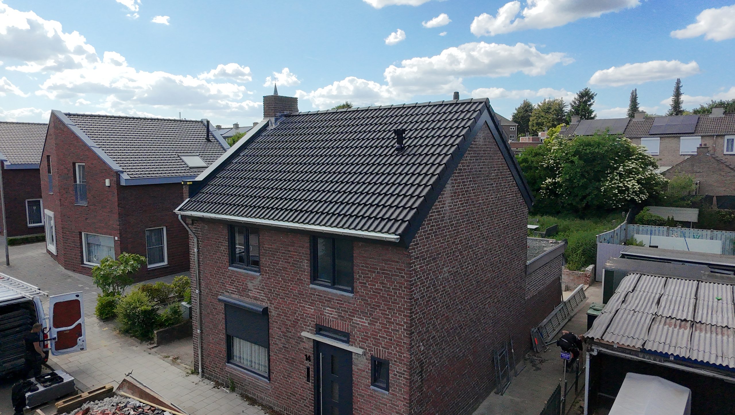 Bakstenen woning met een nieuw pannendak, gelegd door Bouwbedrijf SLD