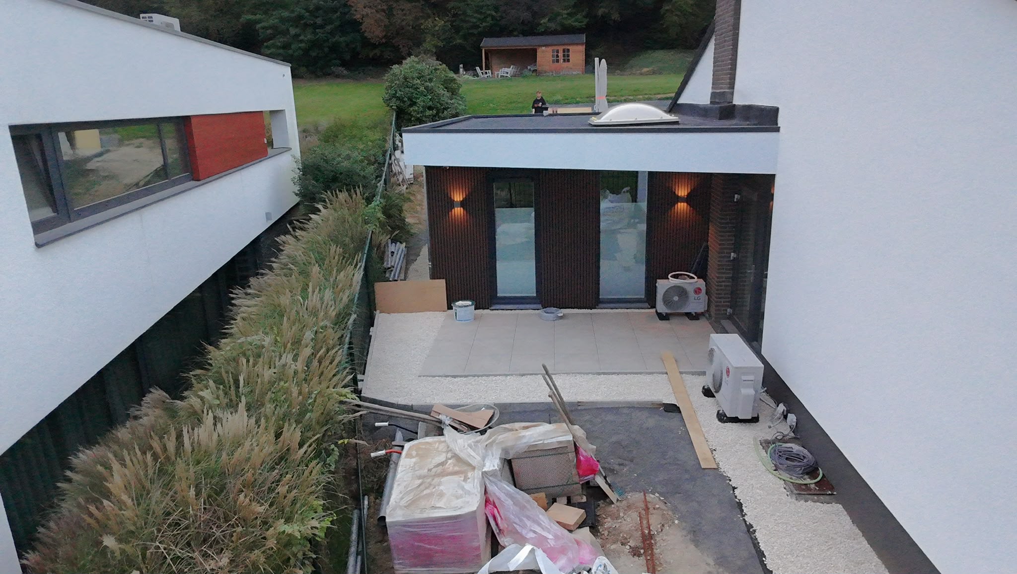 Achterzijde van de aanbouw met terras en lichtkoepel