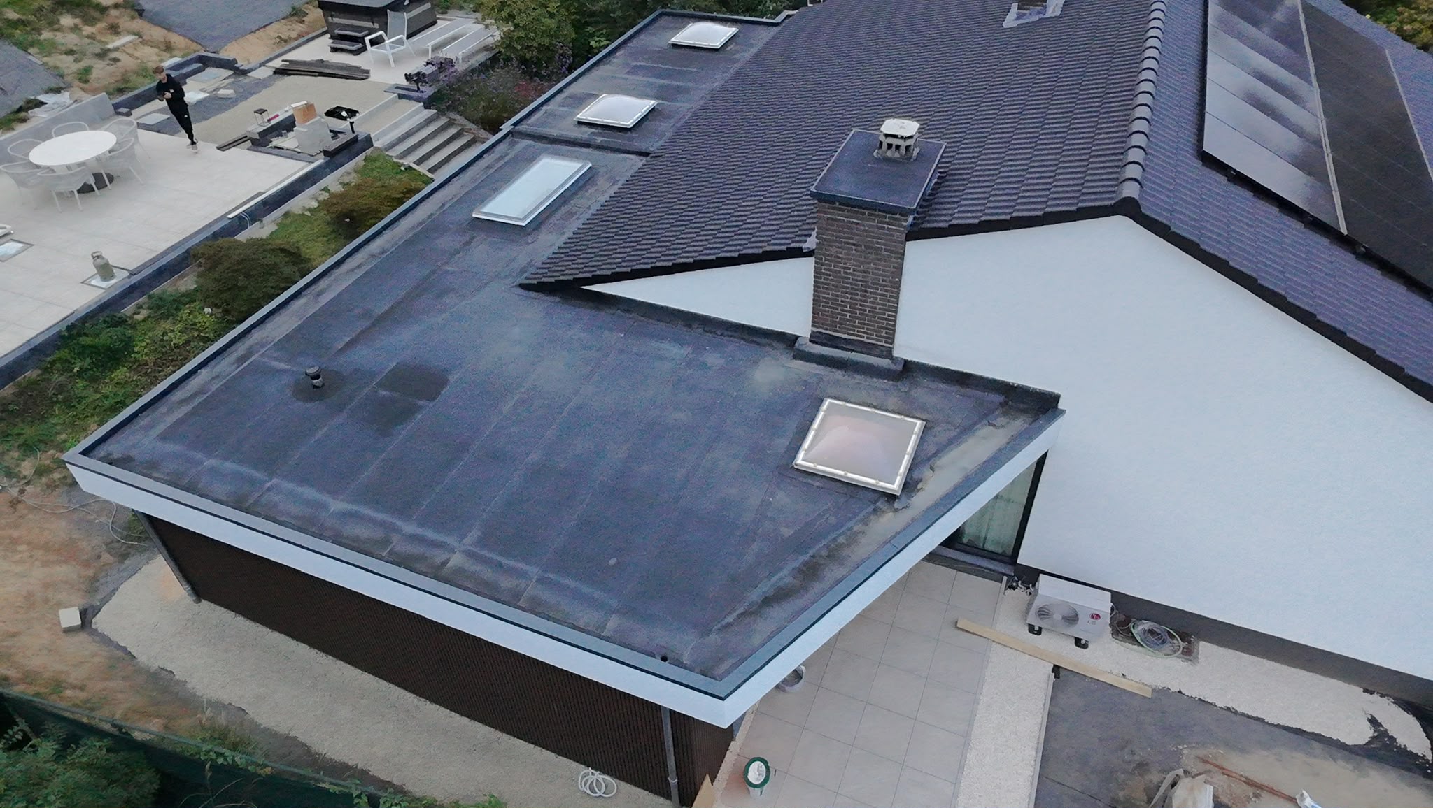 Aanbouw met plat dak en lichtkoepels, van bovenaf gefotografeerd
