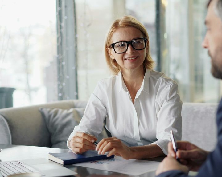 Adviseur in gesprek met een ondernemer over de administratie