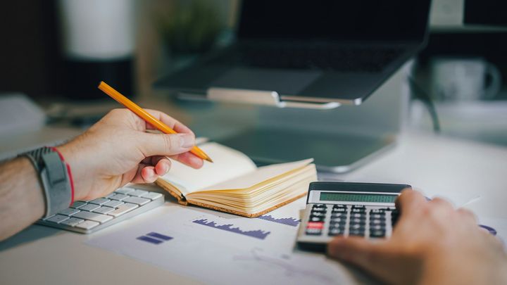 Notitieboek, grafieken en rekenmachine bij het opstellen van de jaarrekening