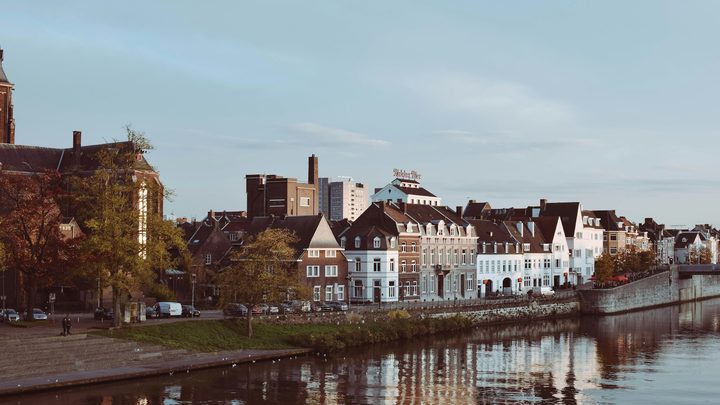 De Maaskade in Maastricht, onderdeel van ons werkgebied in Zuid-Limburg